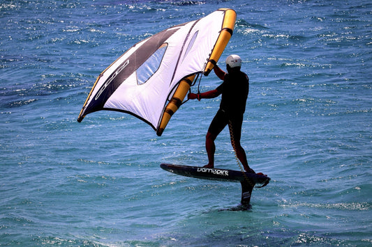 Einführung ins Wingfoiling für Anfänger: Technik, Ausrüstung und die besten Spots